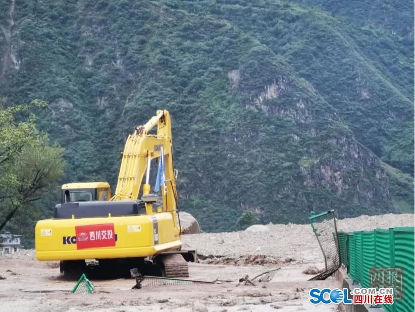  块石|视频直击都汶高速！泥石流后，断木、块石堆积路面