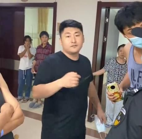  自称|网红自称知名演员大闹医院，道歉后再闹护士台：有了群众的恶人