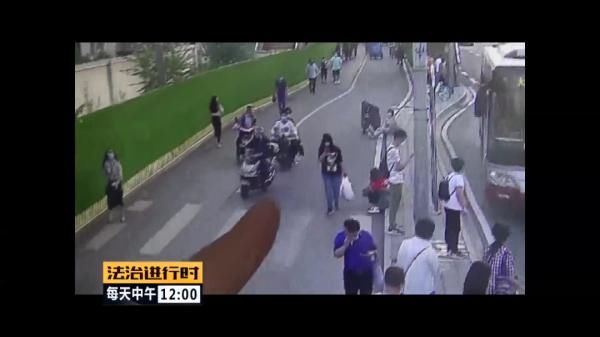  朝阳|北京朝阳：电动车司机撞飞女子后逃逸，“红色盒子”成关键线索