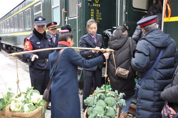 新春走基层丨生活慢车变成苗乡侗寨的“幸福快车”