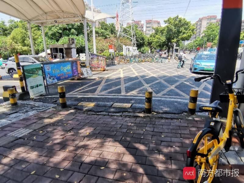 的士|棠下片区人行道遭大量的士占用违停，司机：大家都在这停