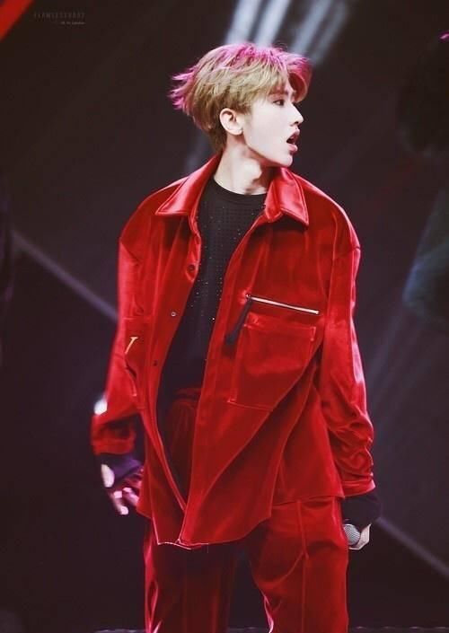  清爽|蔡徐坤升级做导师，7000块女款衬衫清爽帅气，踩黑皮鞋终于变成熟