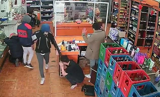 华人|阿根廷一华人超市遭抢!4名劫匪枪杀店员后抢走420美元