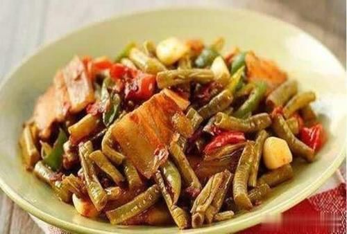 胡萝卜|胡萝卜丝炒鸡蛋，酸豆角五花肉，菠萝银耳羹，醋溜白菜的做法