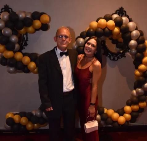 坠落|英47岁女子梦游从18米阳台坠落,身上多处骨折,但奇迹生还