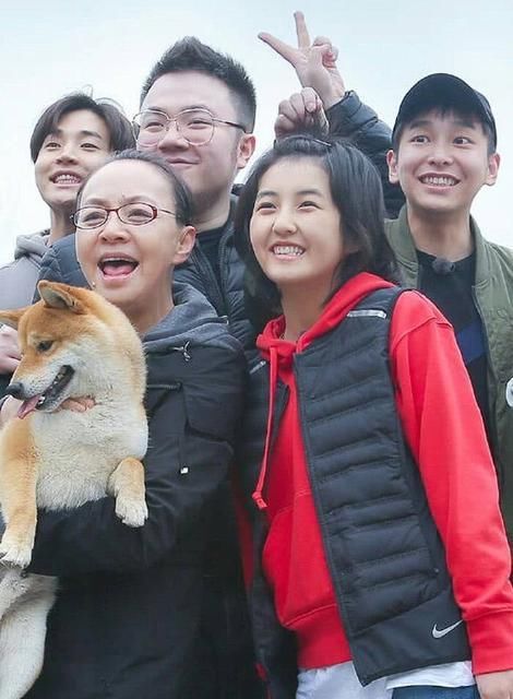  一旁|《向往的生活》私服大放送，网友：还是黄磊一旁的她最亮眼