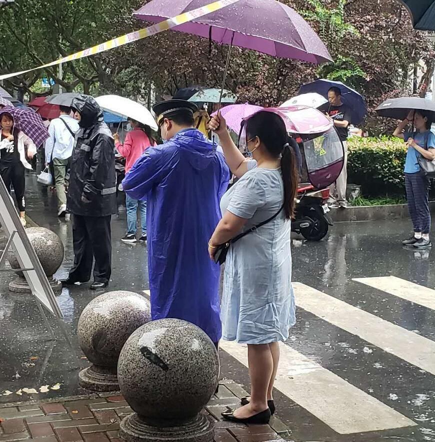 考场|暖心!中考考场外,家长默默地为他撑伞