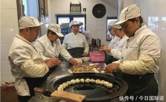 餐馆|外国女生在中国餐馆，一口气点2份饺子，100块结账被老板叫住