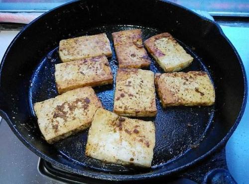 万万不可|煎豆腐时,万万不可直接下锅煎,多加这一步,豆腐不碎不粘锅!