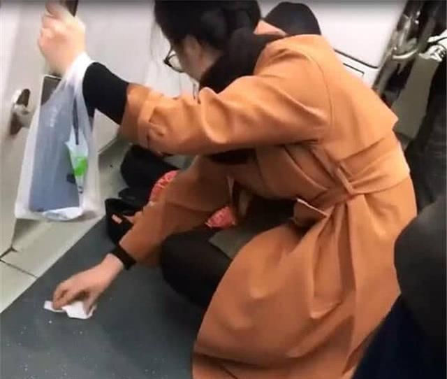 着孩子|宝妈带娃乘地铁，没人让座只能蹲在地上，接下来一幕让所有人惭愧