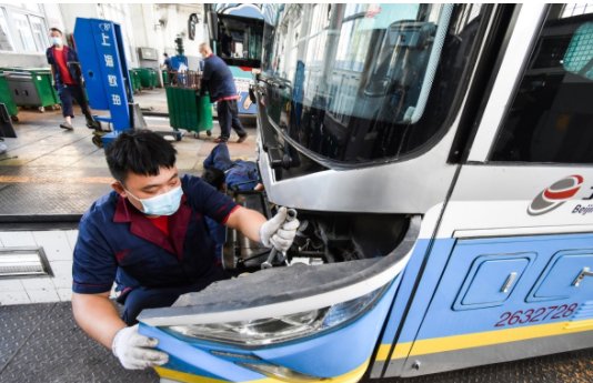  高温|北京1.5万辆公交高温下运转如常，背后有帮“美容师”