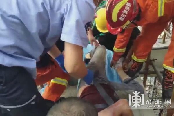 身体|【视频】钢筋贯穿建筑工人身体 消防员快速解救送医