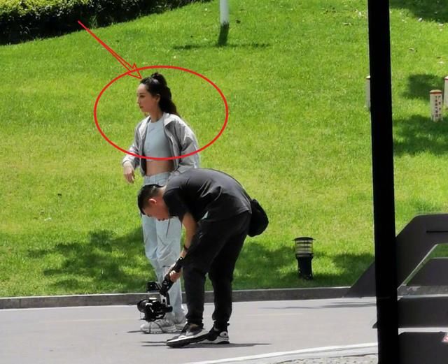  瞩目|《小巨人运动会》最新路透，许佳琪手拿道具剑，郑希怡发际线瞩目