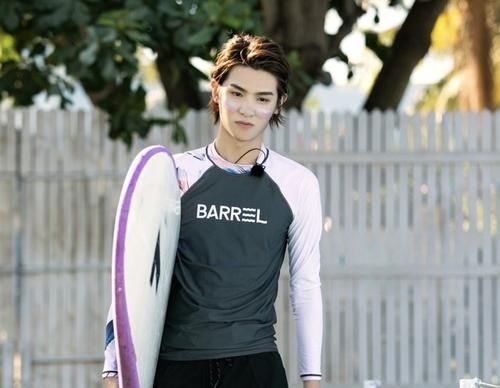  夏日|宝藏综艺《夏日冲浪店》，王一博陪你海上冲浪，只有相爱没有相杀