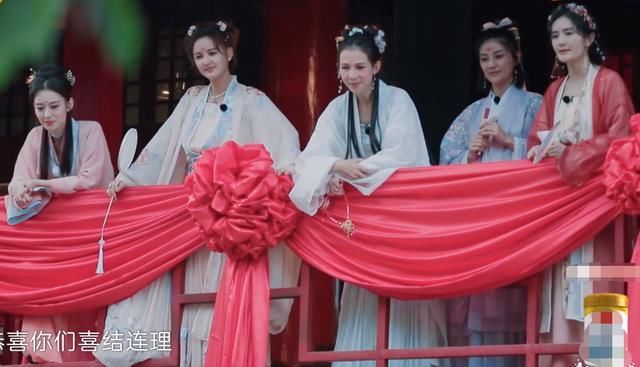  晚上|一听到蔡少芬说晚上有洞房花烛，张晋激动一把搂住娘娘脖子
