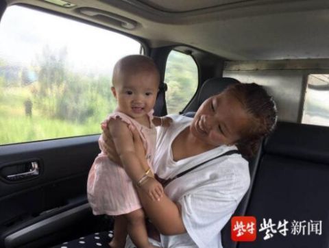  蒸笼|高速上抛锚客车成蒸笼，交警安排母婴上警车凉快