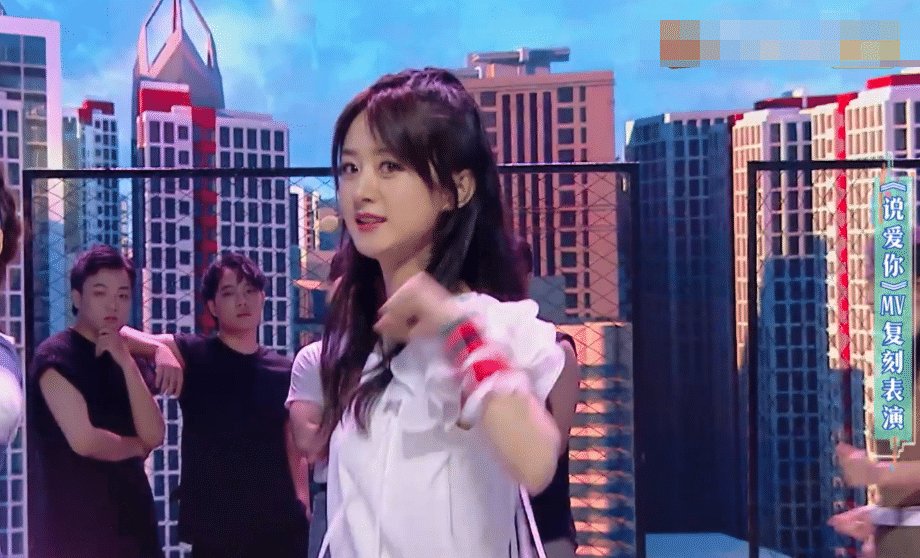  比例|赵丽颖节目唱跳表演, 当镜头拍到她的全身, 这身材比例没看错吧