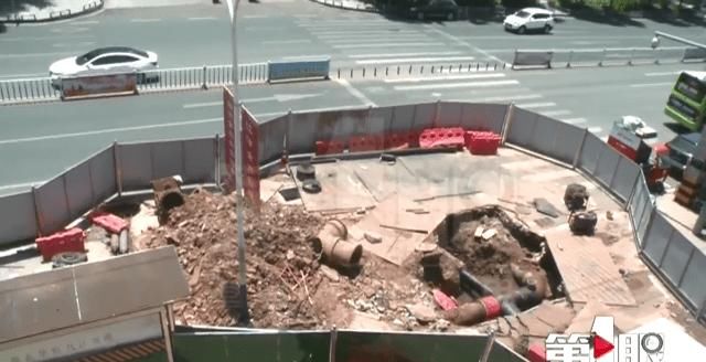  水柱|女子家中睡午觉 天上掉下来一块石头！接着……水柱喷射进来