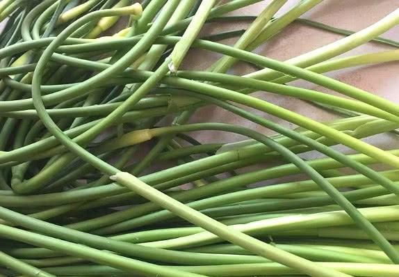  小蛮|炒蒜苔加上“一物”，不论男女要多吃，隔天排出宿便，变回小蛮腰