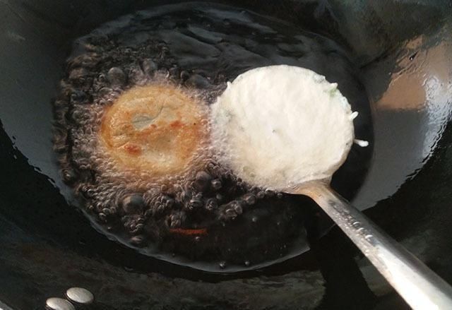 面糊|别再揉面做韭菜饼了,教你手不碰面做法,出锅皮薄如纸,又脆又香