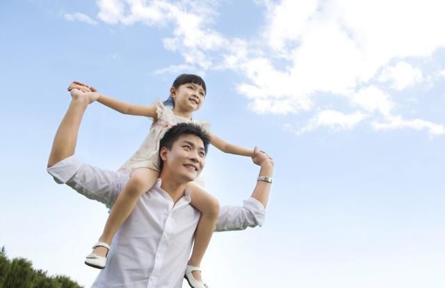 亲密|父女俩在火车上公然秀恩爱,亲密行为令众人反感:严重越界了