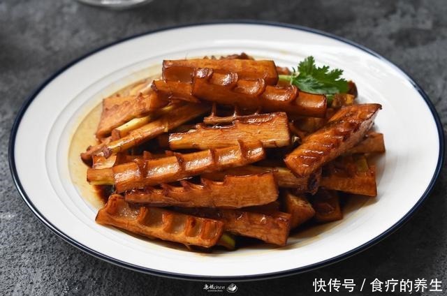 制作油焖|春天最期待就是这道菜,鲜嫩滋味,比吃肉还要香,缺点就是太好吃