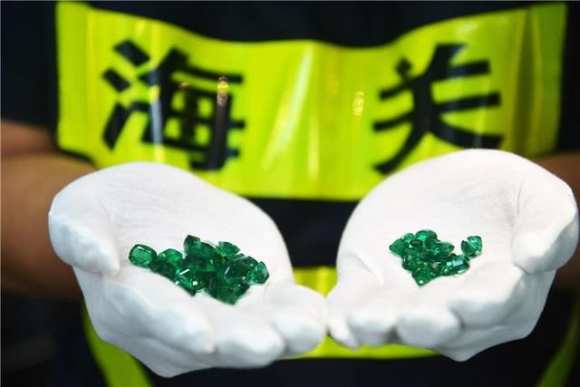  偷带|货车司机偷带百万元祖母绿宝石入境被深圳海关截获
