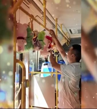 玩偶|一车顶都是玩偶！为了给乘客解压，这辆公交车的司机出奇招