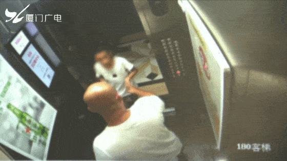  白衣女|掐脖、扇耳光！厦门一男孩电梯里被暴打！原因竟然是…