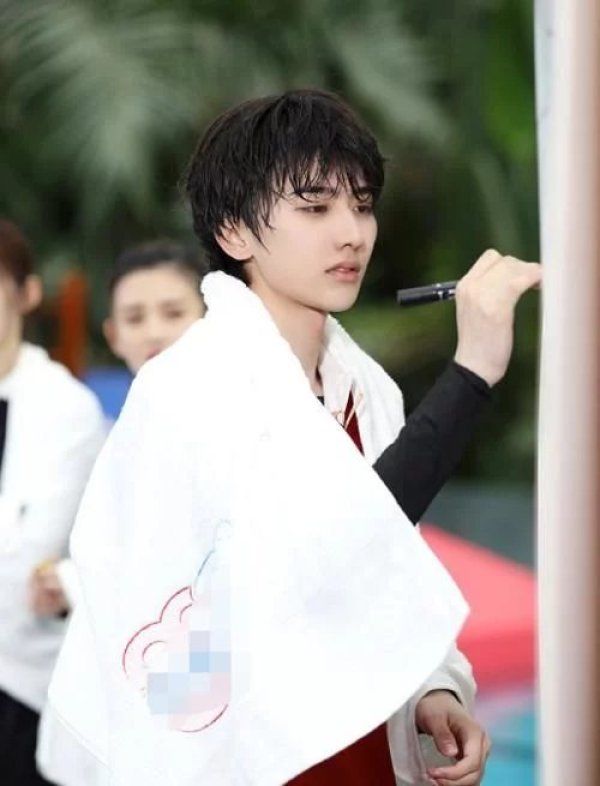  回应|孟美岐第一次见蔡徐坤就鞠躬90度，谁注意坤坤的回应？素养真装不出