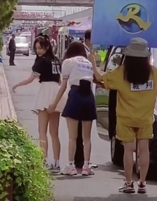  娜比|欧阳娜娜的冷白皮有多绝？与吴宣仪同穿学生裙，小腿仿佛开了反光特效