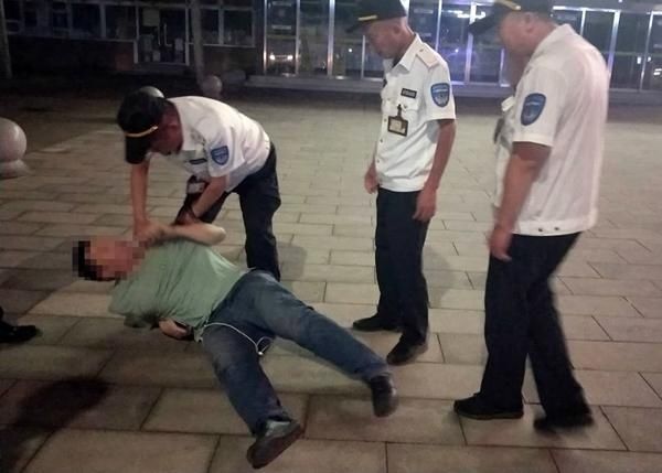  出租车|凌晨“出租车司机”抓伤交警被众人制伏 原来驾驶的还是套牌车