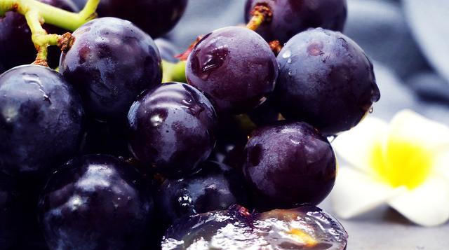 葡萄|葡萄表面的白霜是农药吗？这样洗葡萄，才能吃得放心，吃的健康