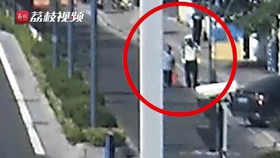 秋天|斑马线上相差60岁的牵手，温暖了这个秋天