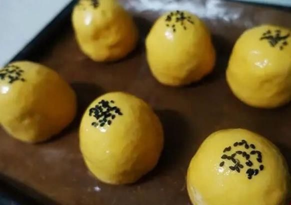  口感|这款自制面包加入了很多种粗杂粮，营养高，口感好，做法超简单