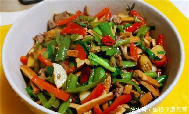 爆炒|邻居扔的鸡杂我拿来爆炒,不需要多丰富的配菜,出锅后可口又下饭