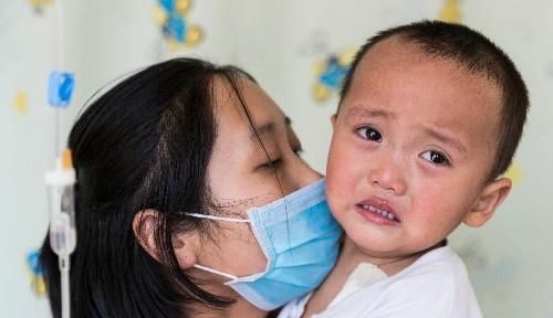  父亲|11岁漂亮女儿患重症急需救命钱，父亲急哭：别说卖血 要命都行