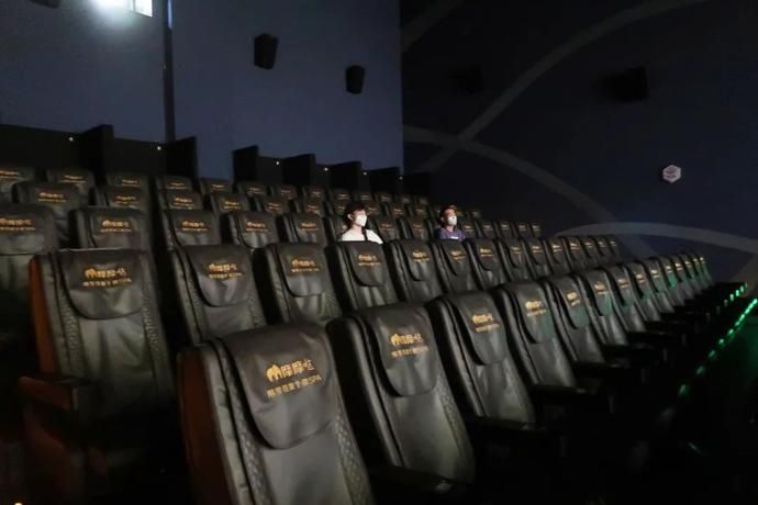  艰难|特别策划·图说 | 电影院艰难重启的背后