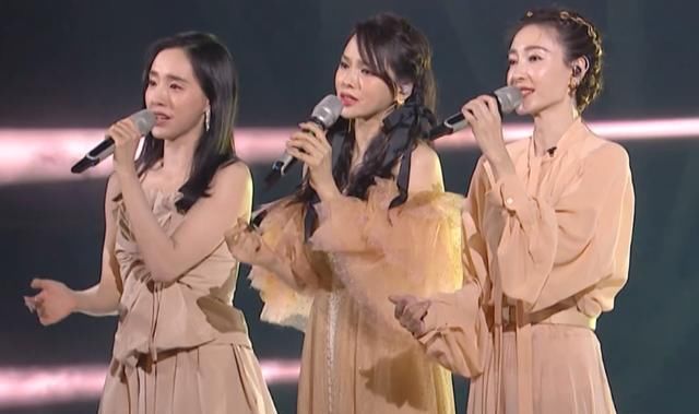  乘风破浪|《乘风破浪的姐姐》第三次公演王丽坤离开，成为观众的“意难平”