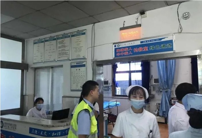  争分夺秒|德江交警与“死神”抢人，争分夺秒护送伤者及时就医