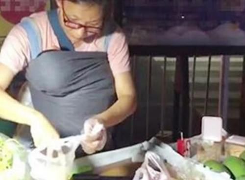 布条|女子深夜夜市摆摊，胸前缠绕着的布条，顾客看到后深表同情