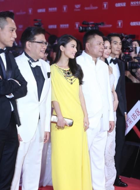 看上去|黄圣依人到中年没老感，穿甜美系的连衣裙，气场依旧很“贵妇”