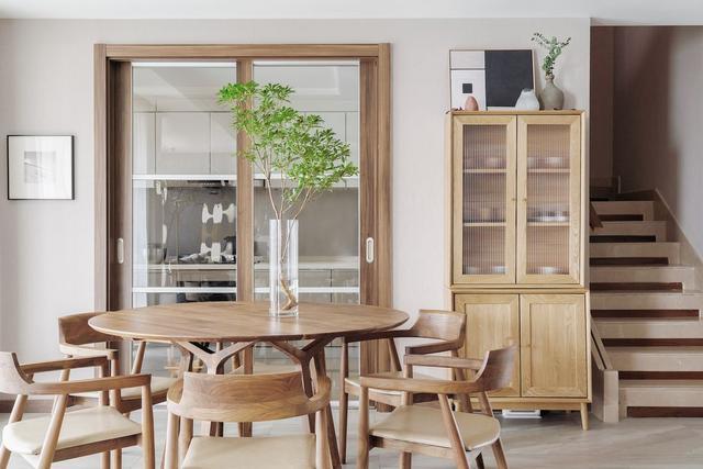  设计师|230㎡的半复式长什么样？设计师这样装修，自带阳光房，效果温馨