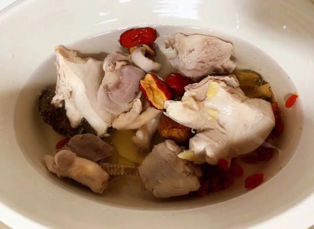 增高|分享一道家里小孩必喝的增高汤—海马田七汤