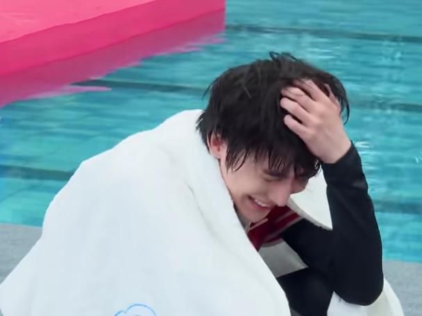  放大|蔡徐坤水池中“卸妆”，画面放大看清素颜后，真的21岁？