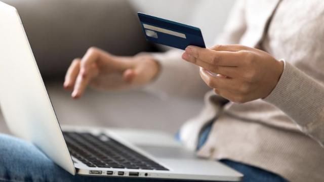 勒索|美国64岁女子网恋非洲男人，被骗到非洲囚禁一年多，还被勒索巨款