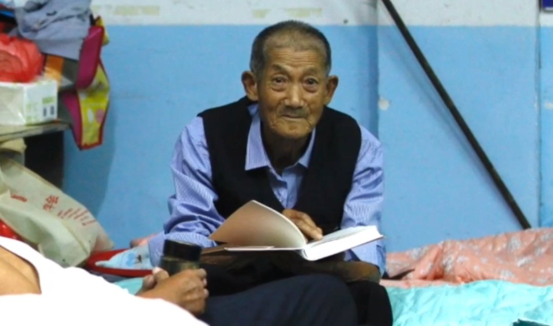 老人|81岁低保老人洪灾中坚持读书,网友:他眼里有光!暖心后续来了