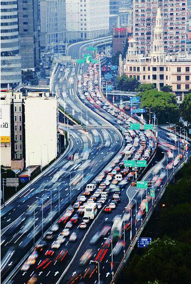  老人|街头，8旬老人突然摔倒，接下来一幕必须赞