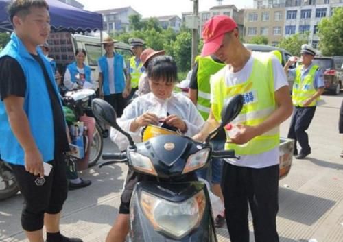  电动车|网约车闯红灯撞上电动车，车主索要4千赔偿费，交警：是你闯红灯