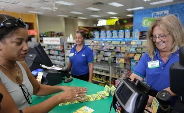 当场|女子下班后随手买彩票中2800万，领奖时却当场放弃1600万